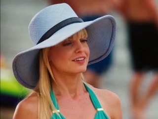 American Reunion Oz And Stifler Bump Into Heather And Dron At The Beach