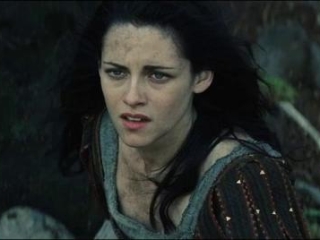 Snow White And The Huntsman: A Troll Attacks Snow White And The Huntsman (Spanish)