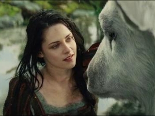 Snow White And The Huntsman: The Dwarves Follow Snow White Into The Enchanted Forest (Spanish)