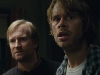 THE THING: THE THING BREAKS INTO THE SHELTER DURING A STANDOFF (SPANISH)