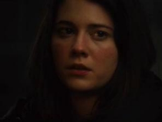 THE THING: KATE LOCKS THE AMERICANS IN A STORAGE ROOM (SPANISH)