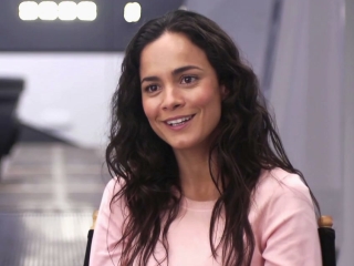 Elysium Alice Braga On Neill Blomkamp