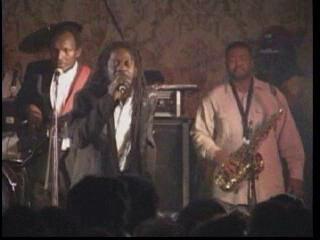 Dennis Brown - LIVE IT UP