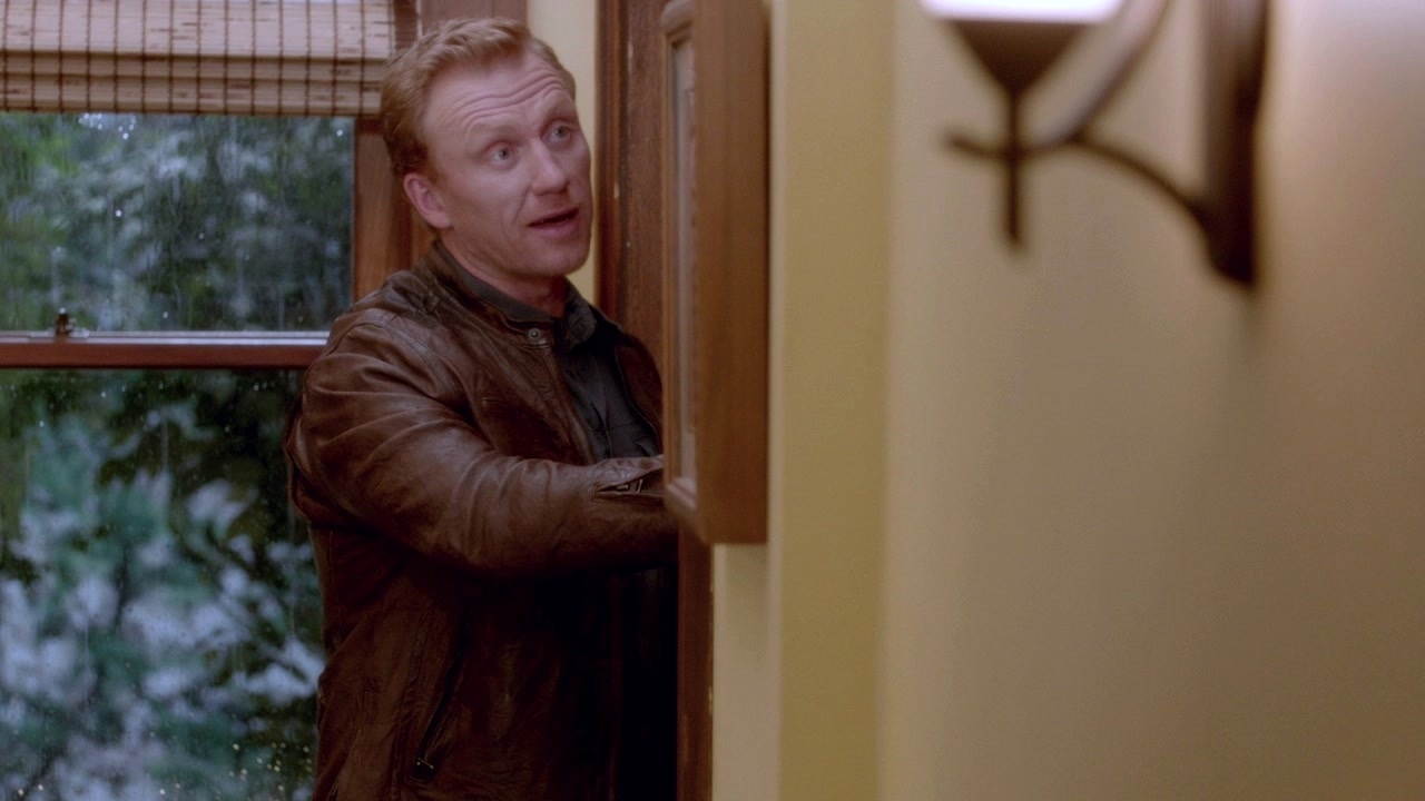 Grey's Anatomy: Owen Comforts Amelia