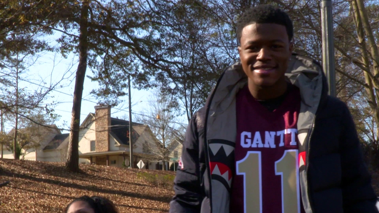 Almost Christmas: Holla At Ya (Featurette)
