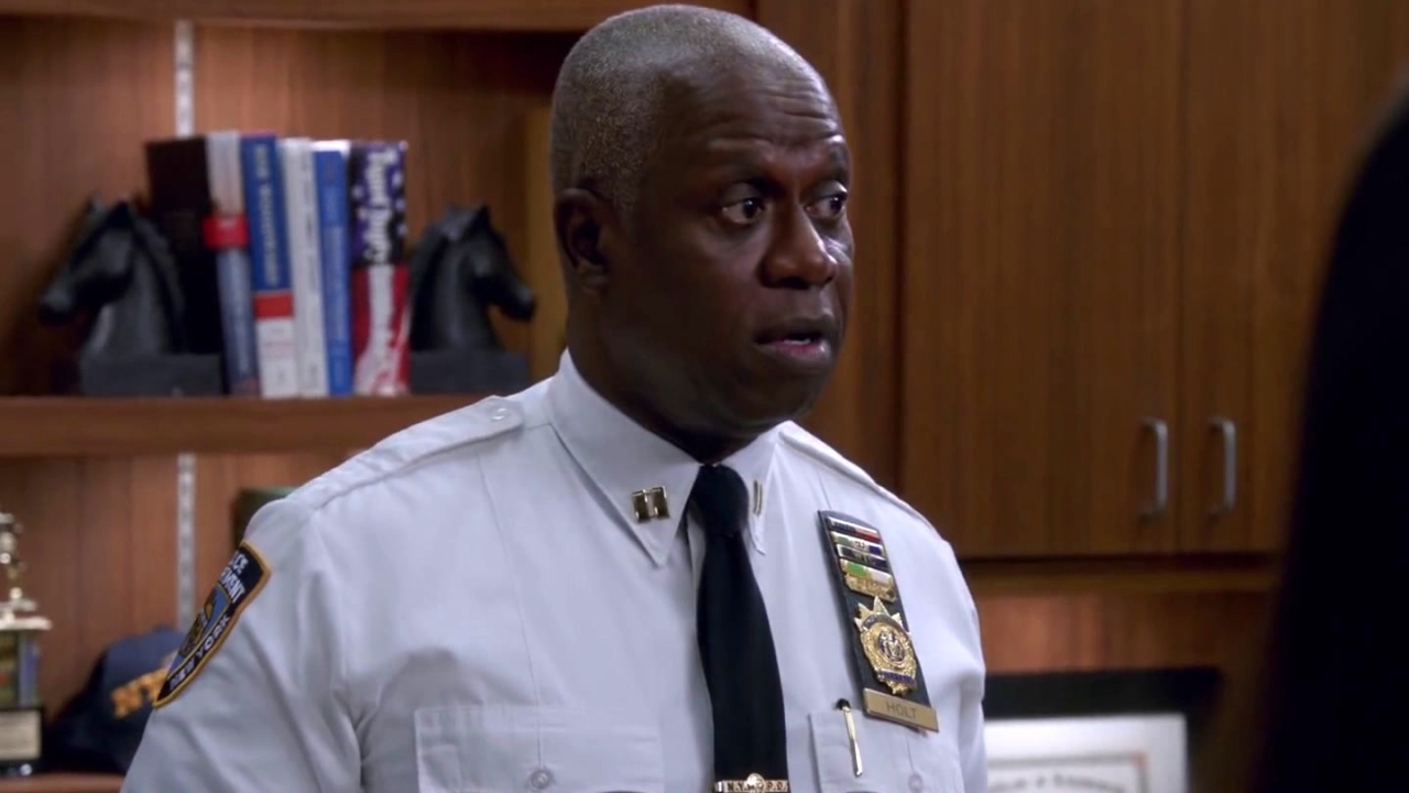 Brooklyn Nine-Nine: Holt Decides To Add A Drunk Guy To Their Choir