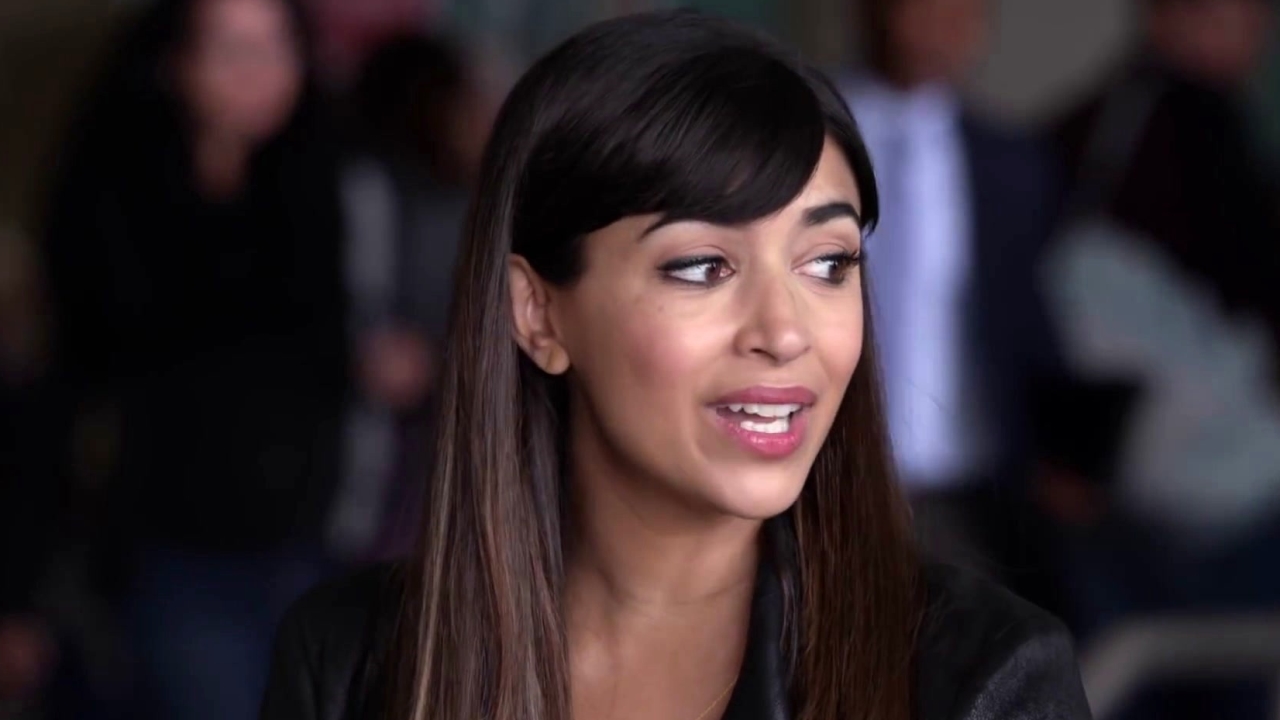 New Girl: Schmidt's Mom Arrives At The Airport