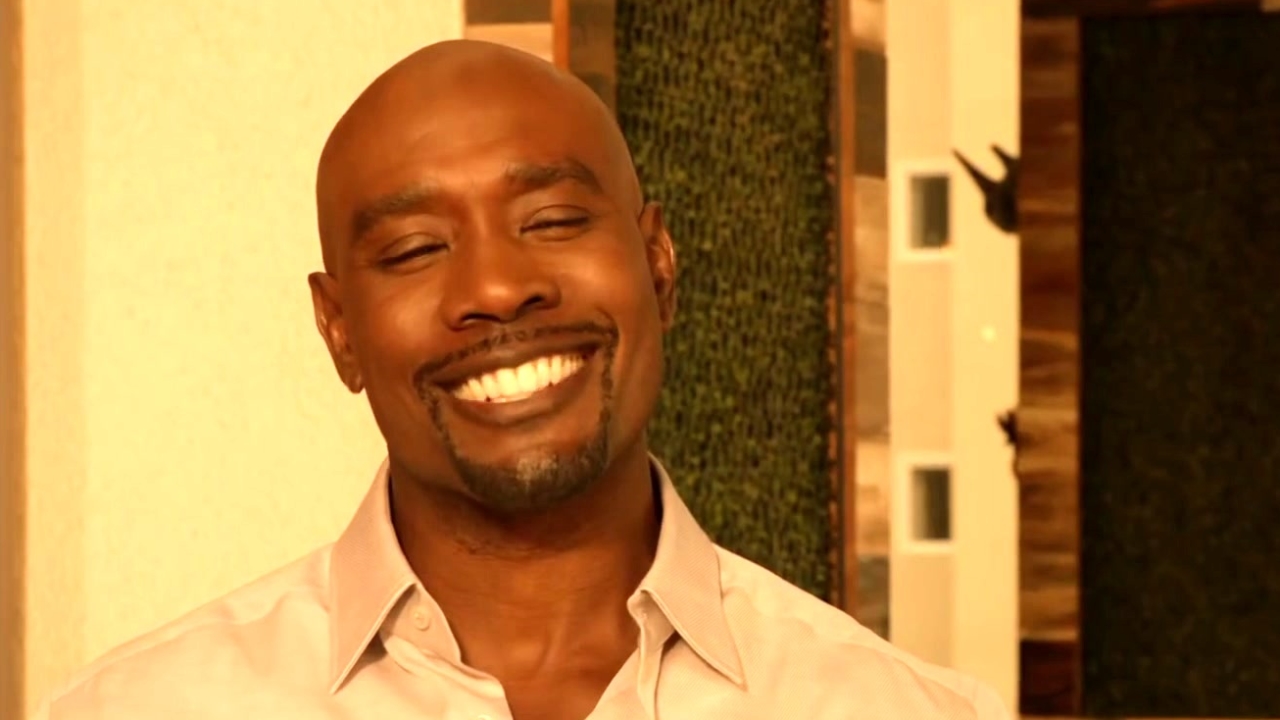 Rosewood: Rosie Asks His Waitress Out On A Date