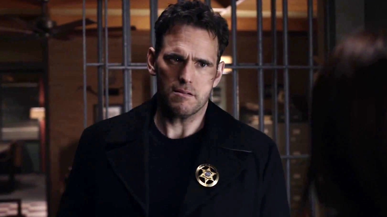 Wayward Pines: Ethan Tries To Keep Peace