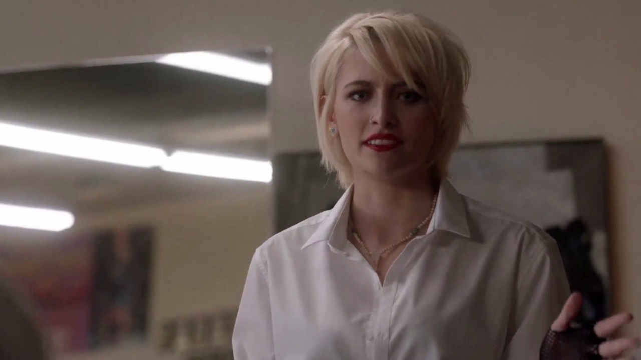 Star: Rachel Wells Tries To Get The Girls To Strike A Sexy Pose