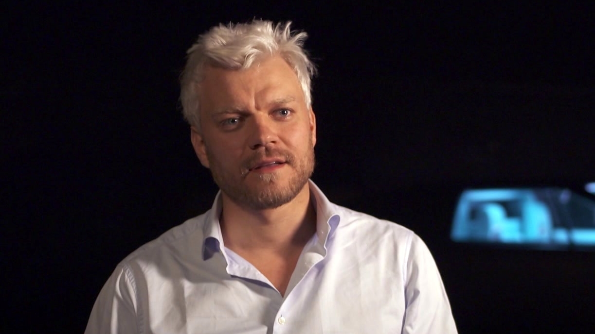 Ghost In The Shell: Pilou Asbeak about Scarlett Johansson (International)