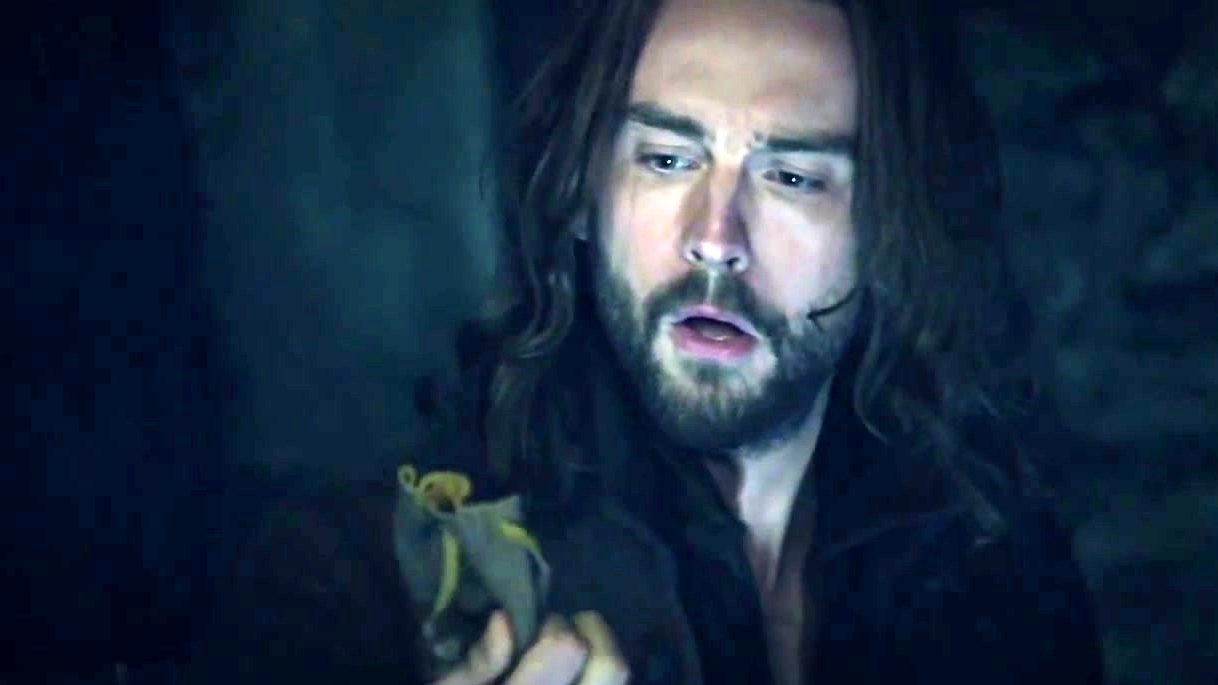 Sleepy Hollow: Ichabod Distracts Demons With Camera Flash