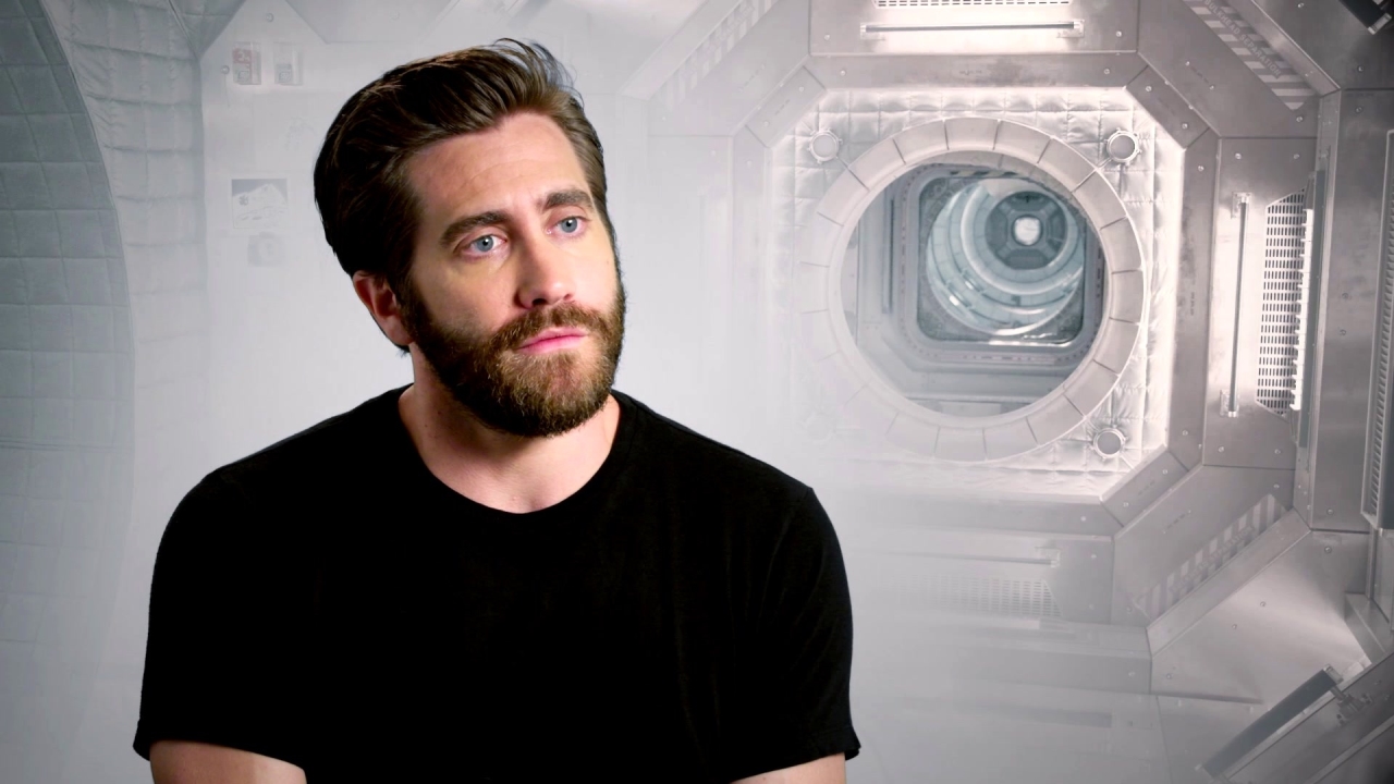 Life: Jake Gyllenhaal working with Ryan Reynolds (International)