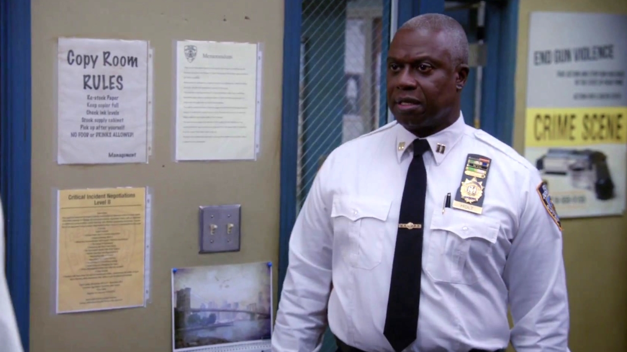 Brooklyn Nine-Nine: Terry Struggles Getting The Copier To Work