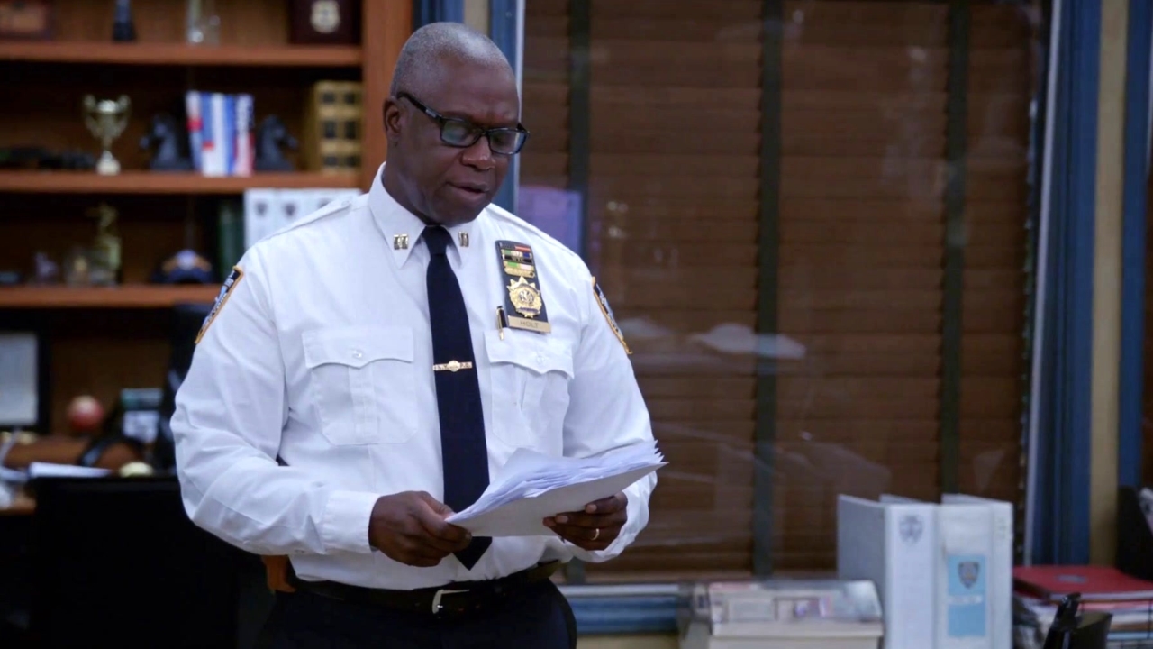 Brooklyn Nine-Nine: Gina Returns To Work After Getting Hit By A Bus