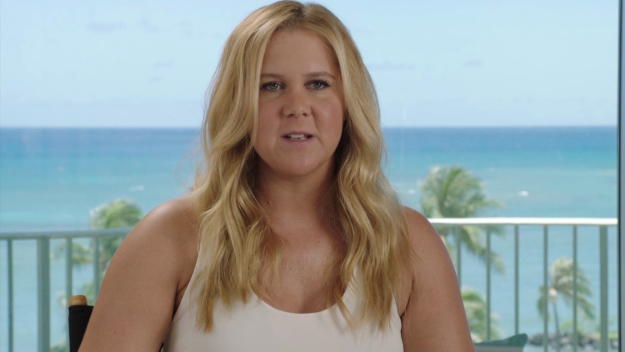 Snatched: Amy Schumer on Tom Bateman's charisma (International)