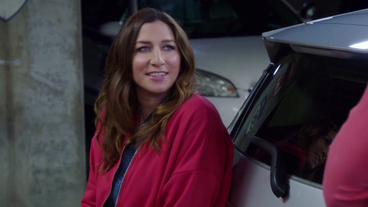 Brooklyn Nine-Nine: Amy Changes Gina's Tire