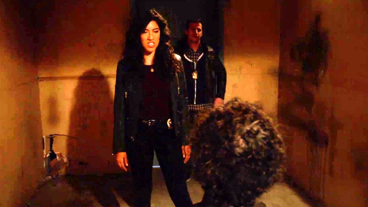 Brooklyn Nine-Nine: Adrian Gets In Character To Be Beaten Up