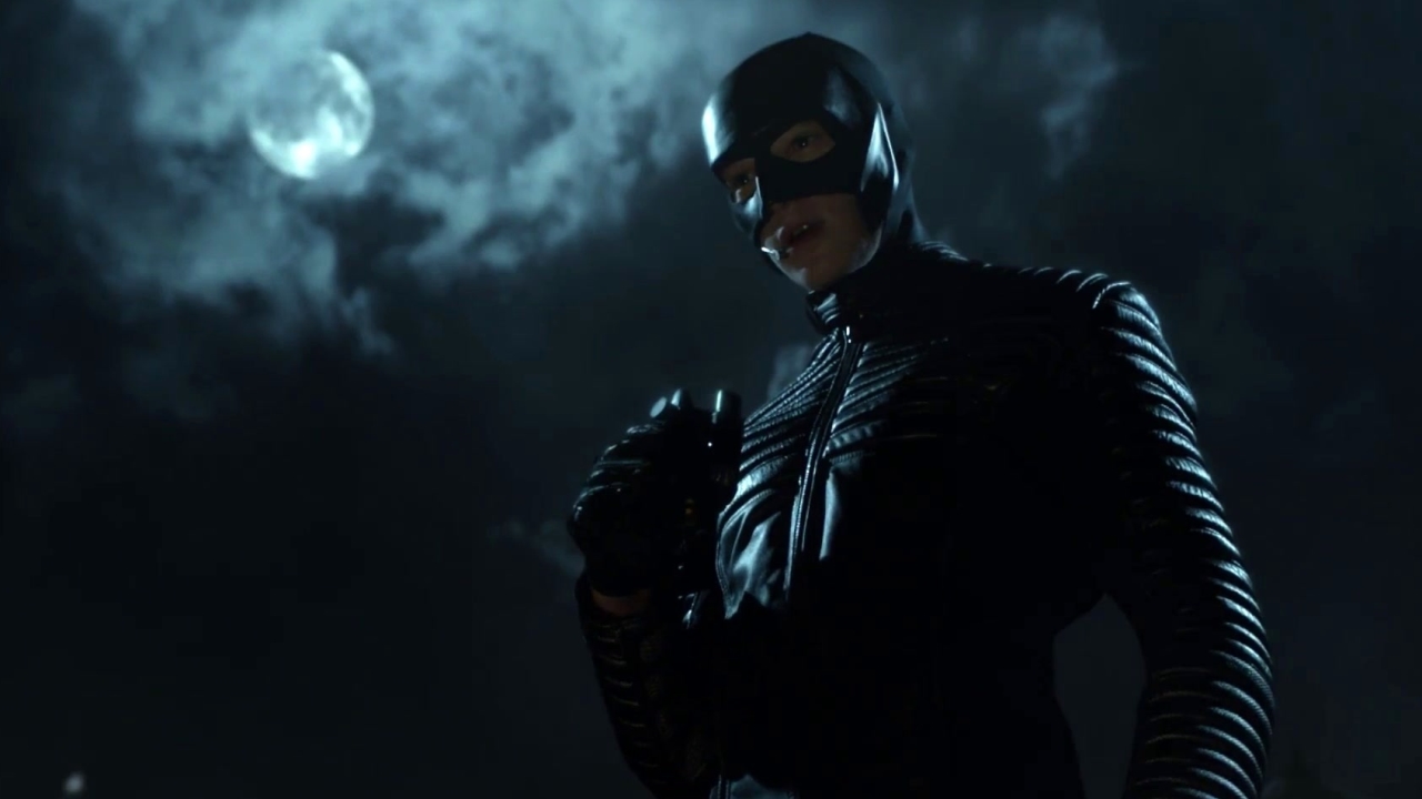 Gotham: A Dark Knight: Bruce Scopes Out Penguin's Shipment