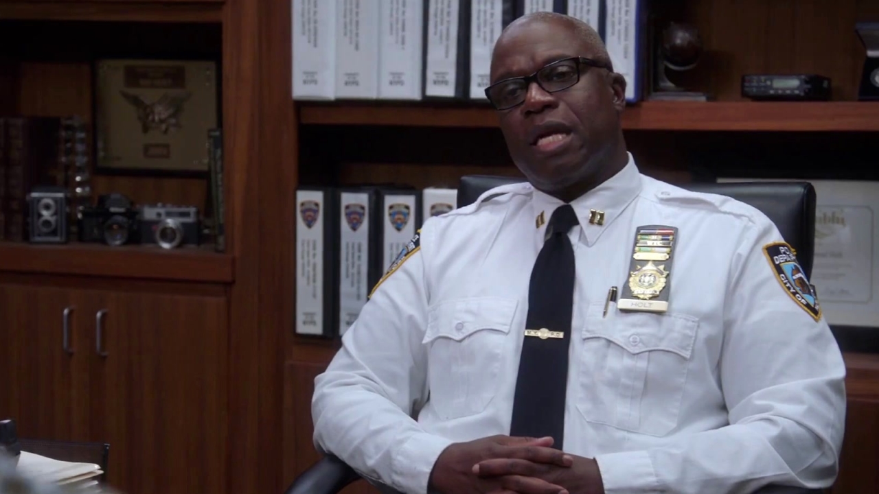 Brooklyn Nine-Nine: Captain Holt Confesses That He Has A Gambling Addiction