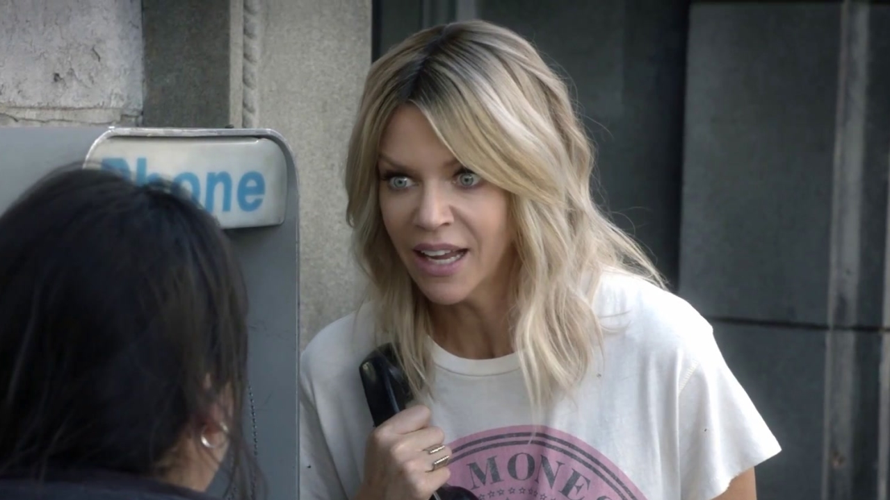 The Mick: Alba & Mickey Use A Pay Phone