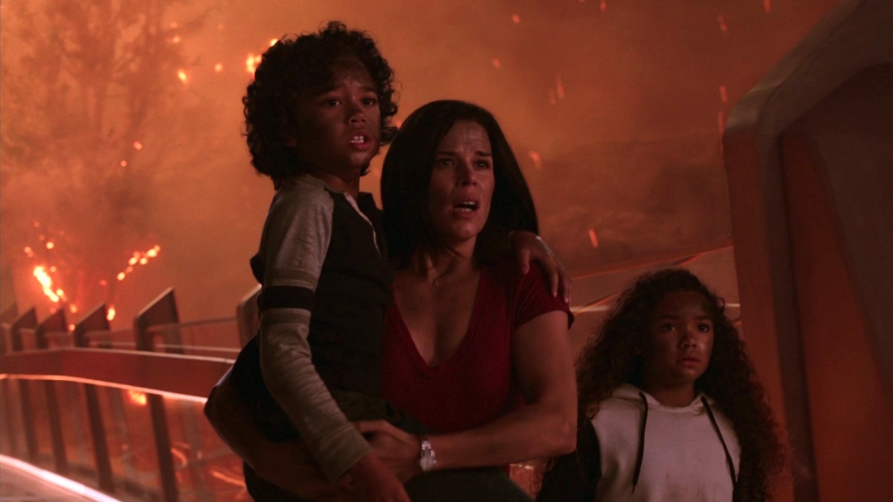 Skyscraper: Sarah Fights Off Mr. Pierce In The Burning Park