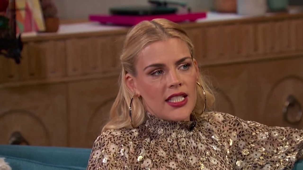 Busy Tonight: Busy Philipps & Beth Behrs Crack Multiple Wishbones