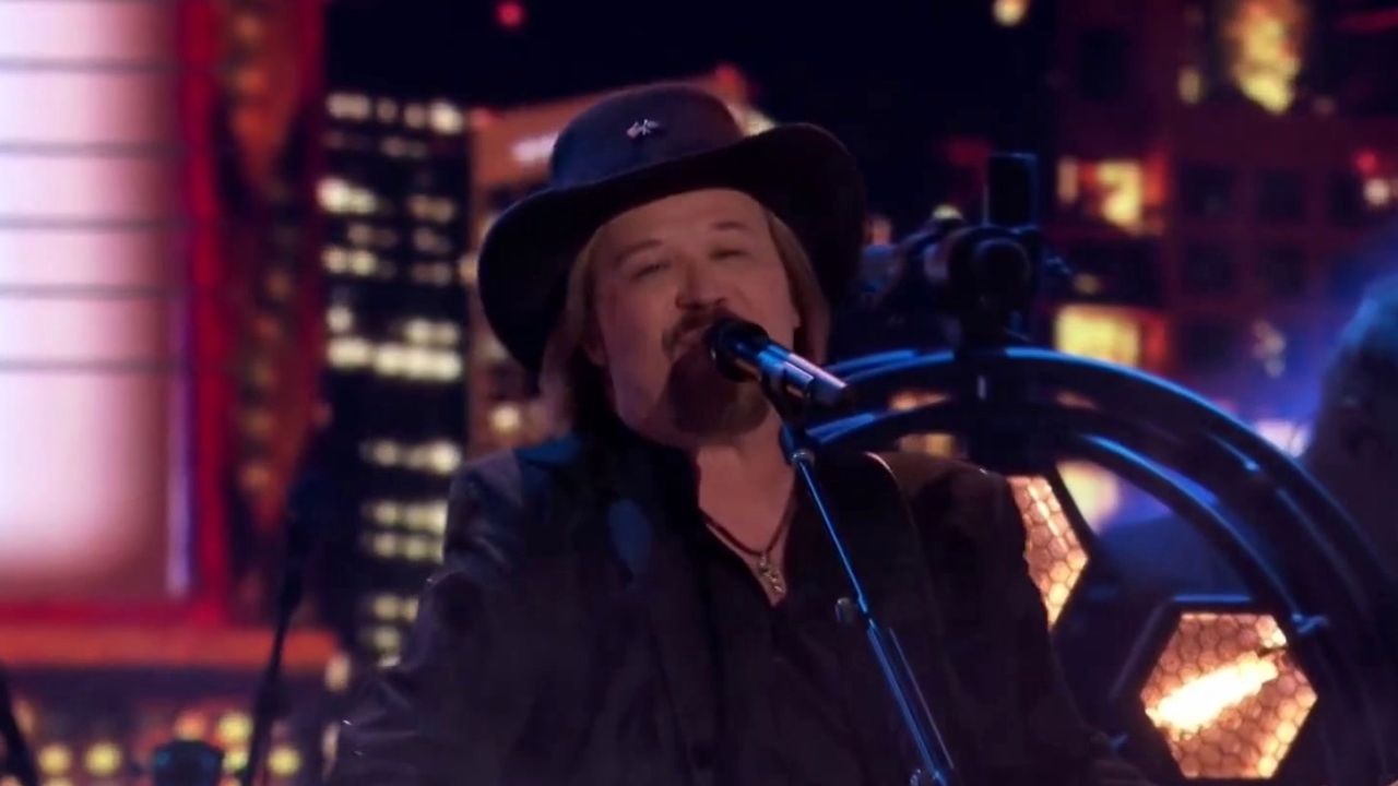Real Country: Travis Tritt Performs I'm Gonna Be Somebody