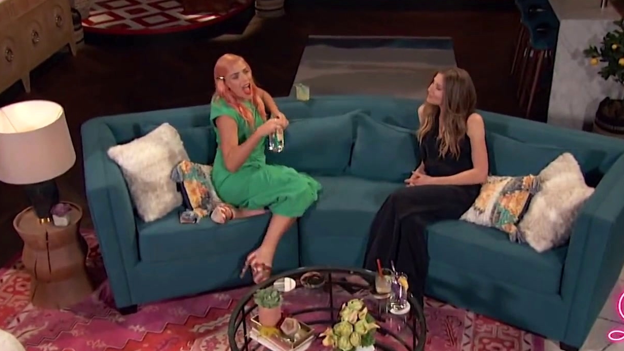 Busy Tonight: Sarah Chalke Feels Right At Home On Friends From College