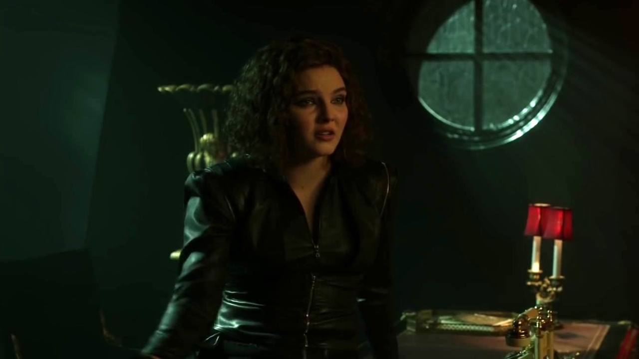 Gotham: Selina Tells Barbara What Penguin Is Up To