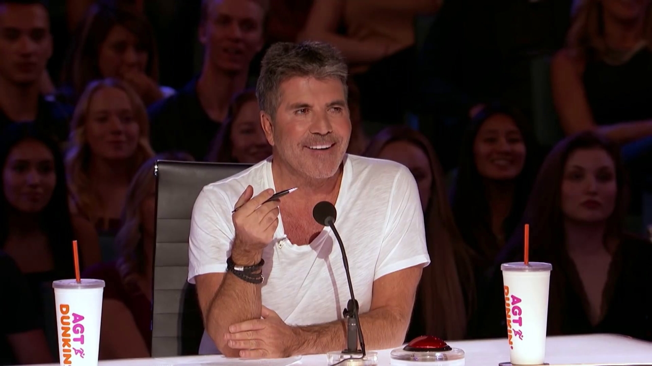 America's Got Talent: A Giraffe Auditions For Simon Cowell