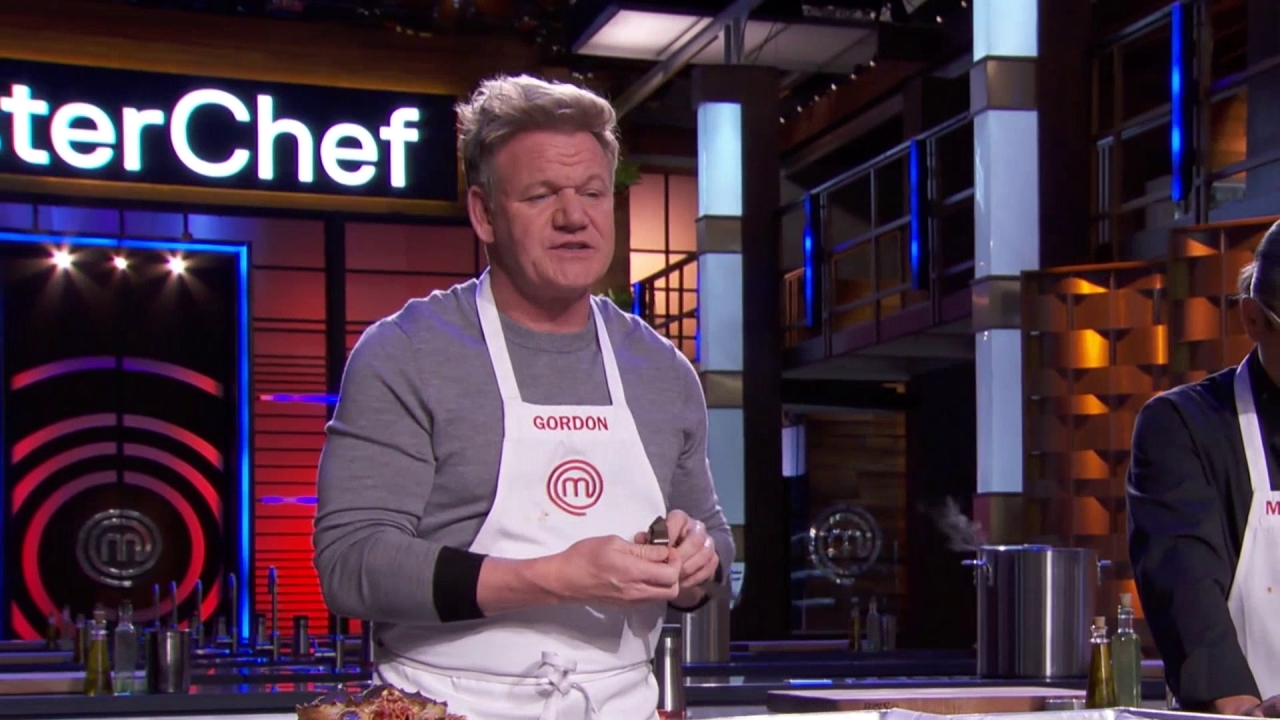 Masterchef: Gordon & Morimoto Demonstrate How To Shuck A Crab