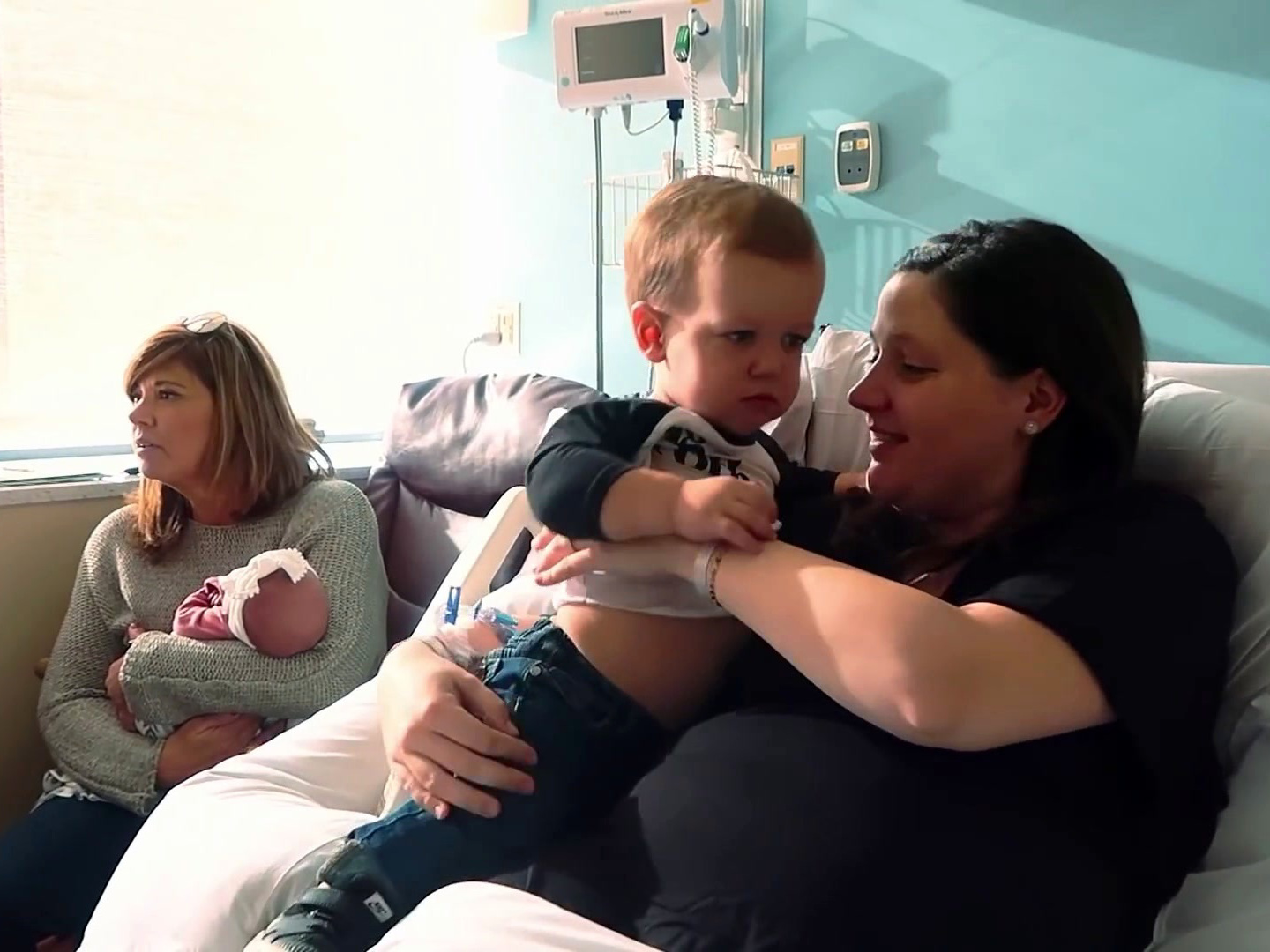 Little People, Big World: Jackson Meets His New Sister