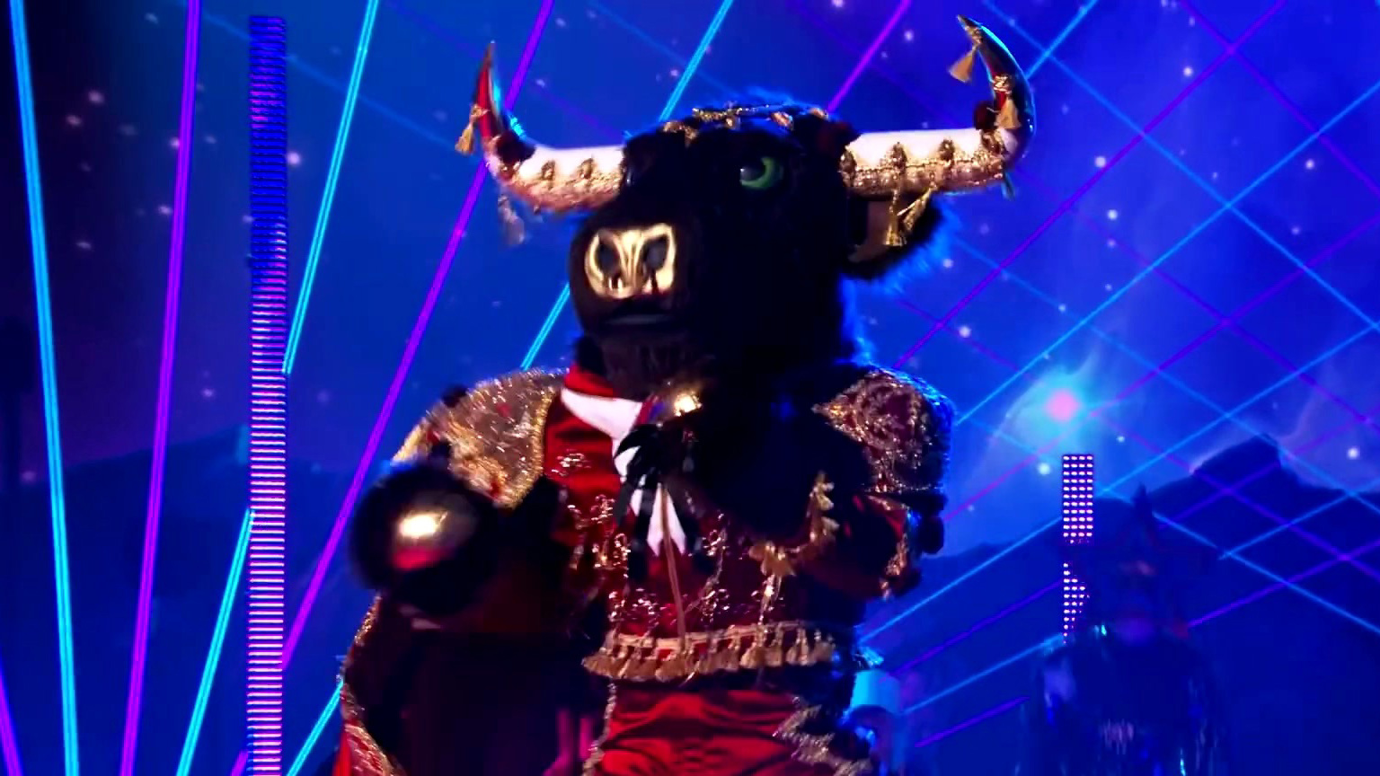 The Masked Singer: Bull Performs Drops Of Jupiter