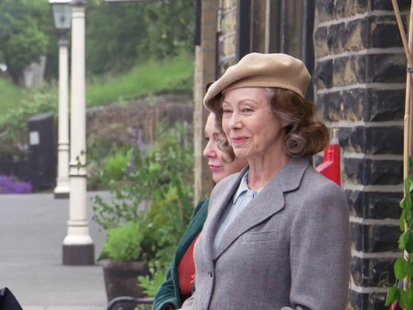 The Railway Children Return: Costumes (UK Featurette)