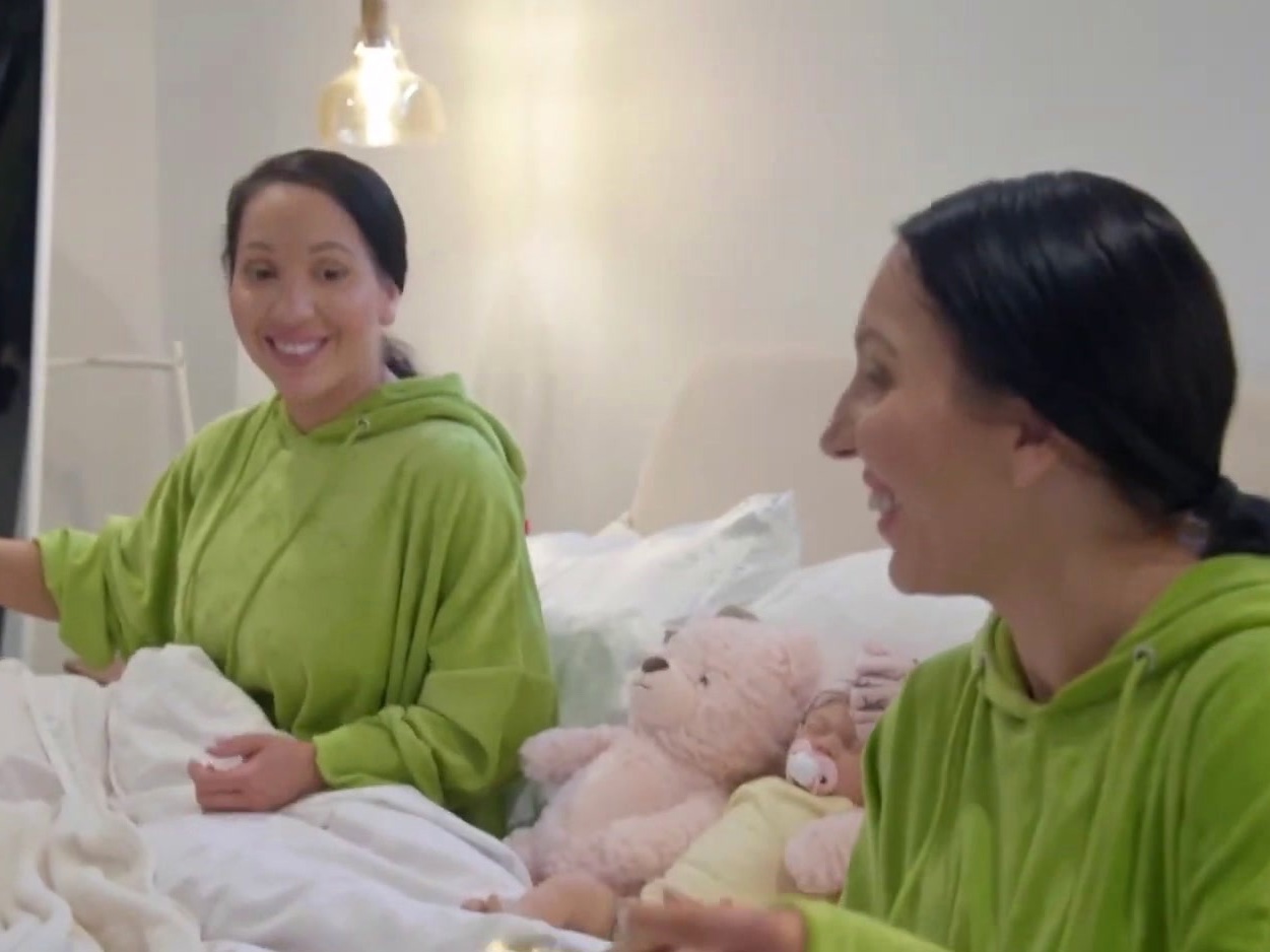 Extreme Sisters Anna and Lucy Introduce Their Boyfriend to His(01)