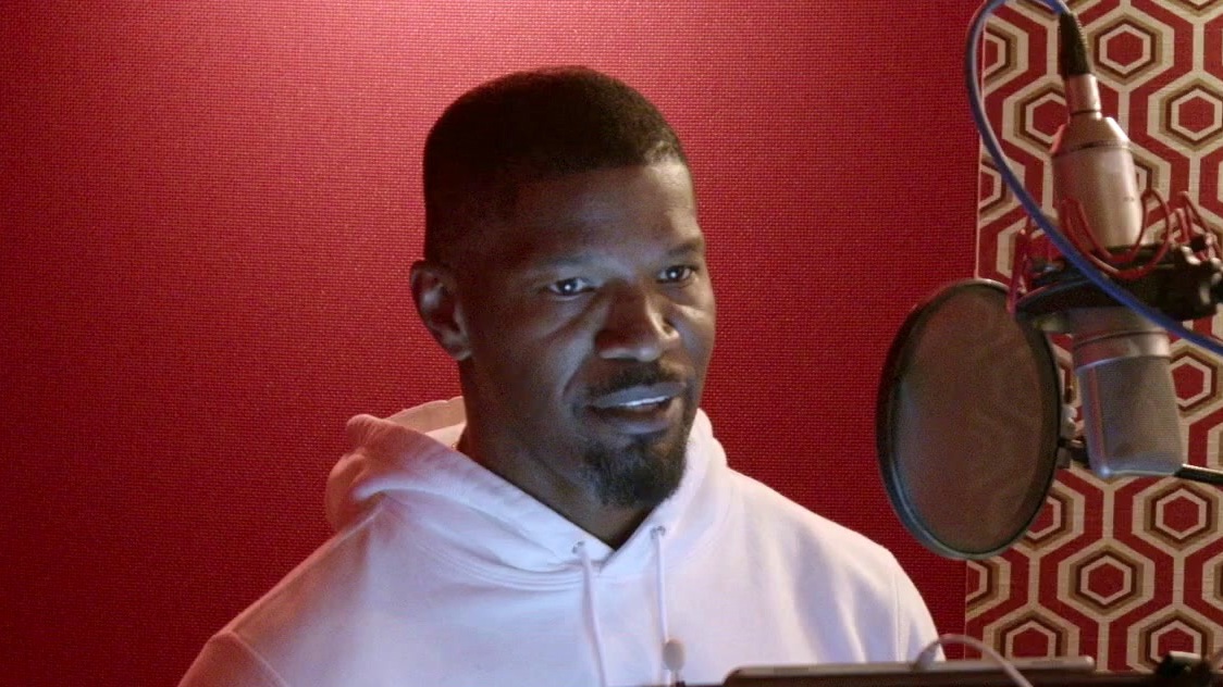 Strays: Jamie Foxx Is Bug (Featurette)