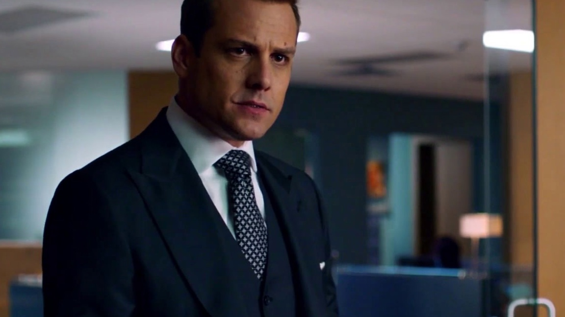 Suits: An Impulsive Louis Exposes Harvey's Salary To The Whole Firm