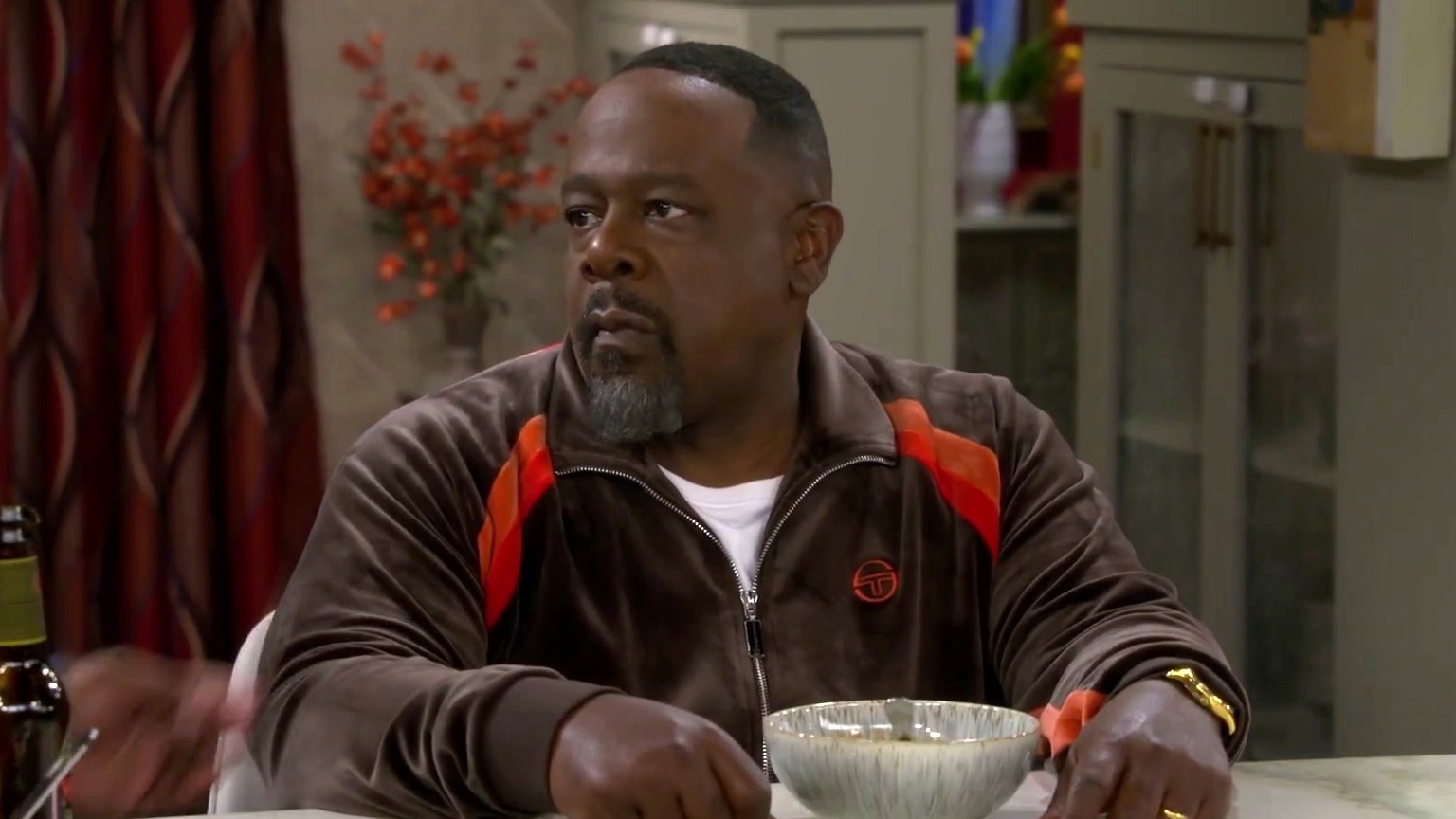 The Neighborhood: Scammed