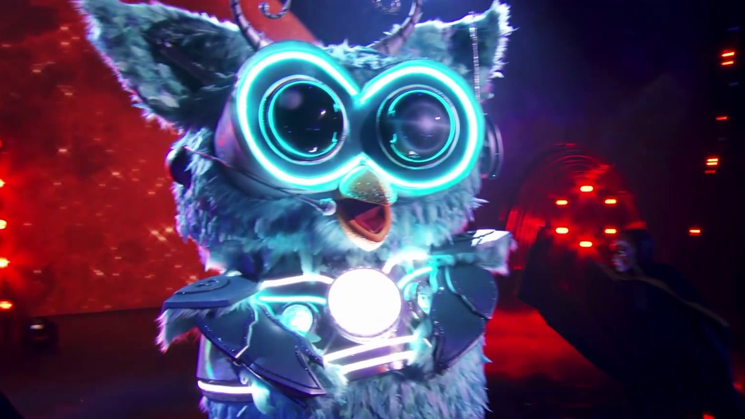 The Masked Singer: Owl Performs White Wedding