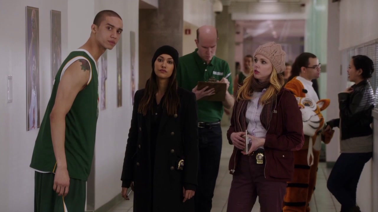 The Mysteries Of Laura: Excuse Me Tall Guy