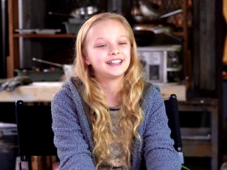 War For The Planet Of The Apes: Amiah Miller on Andy Serkis (International)